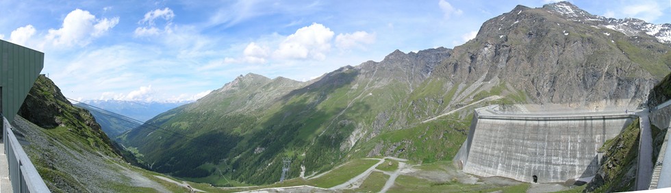 La diga de la Grande Dixence e la Val d'Heremence viste dalla stazione a monte della funivia