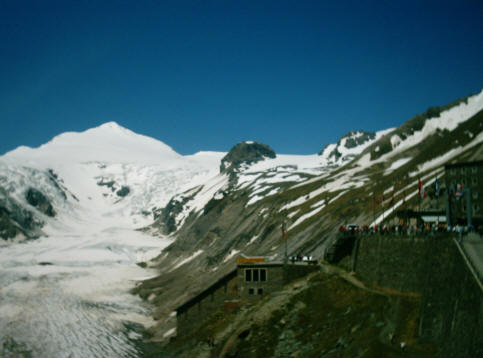 Il ghiacciaio Pasterzen e la stazione della funicolare