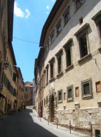 Montepulciano: palazzo Bucelli (a destra), via di Gracciano nel Corso
