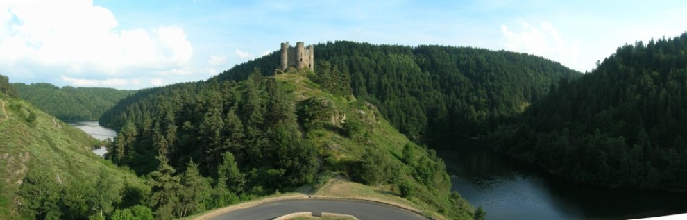 Il castello di Alleuze visto dalla cappella Saint-Illide
