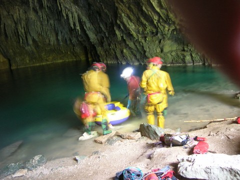 Speleologi si apprestano a esplorare la grotta di Gournier