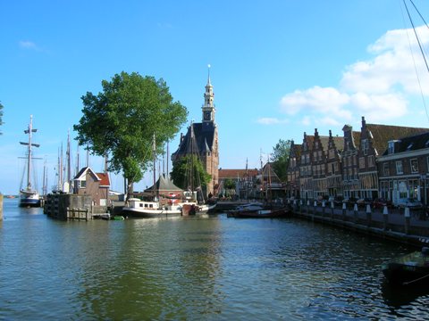 Hoorn: il porto e la Hoofdtoren (al centro)