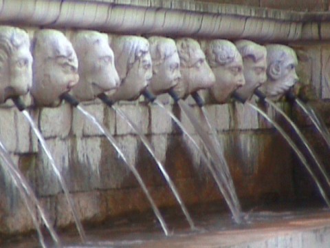 L'Aquila, particolare della Fontana delle Novantanove Cannelle