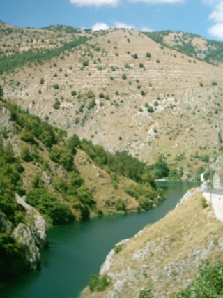 Il lago di San Domenico lungo il fiume Sagittario
