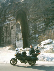 L'ingresso della cava Henraux nel 2004