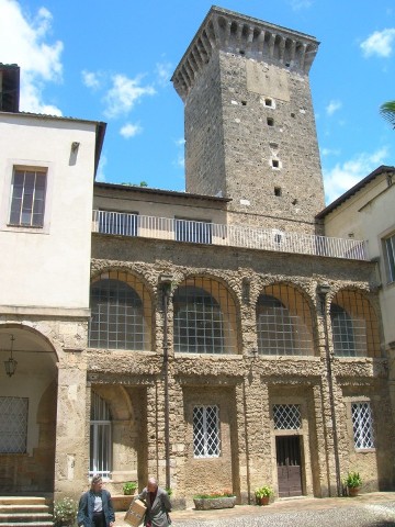 Il cortile interno del Castello di Isola del Liri, con la Gegeniglia ed il signor Dalmazio