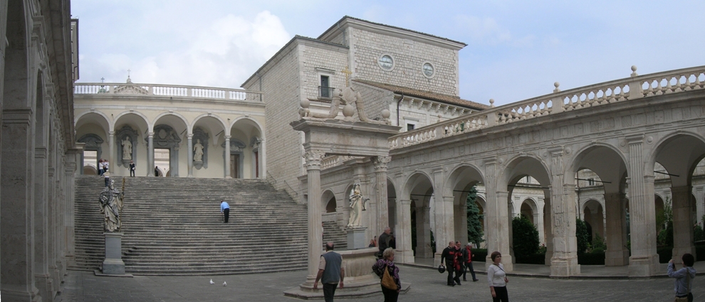 Abbazia di Montecassino: il Chiostro Mediano e la scala per il Chiostro dei Benefattori