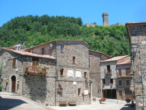 Radicofani: la Rocca domina il centro storico