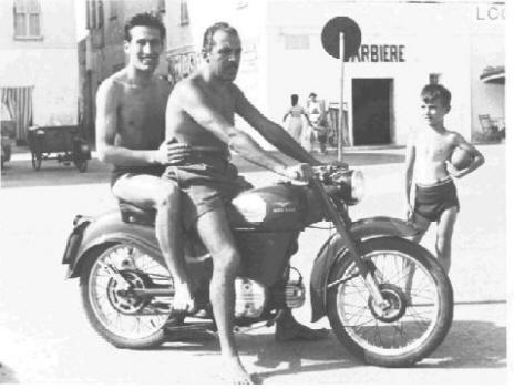 Il nonno di Bian, alla guida del suo Zigolo 98cc con un amico